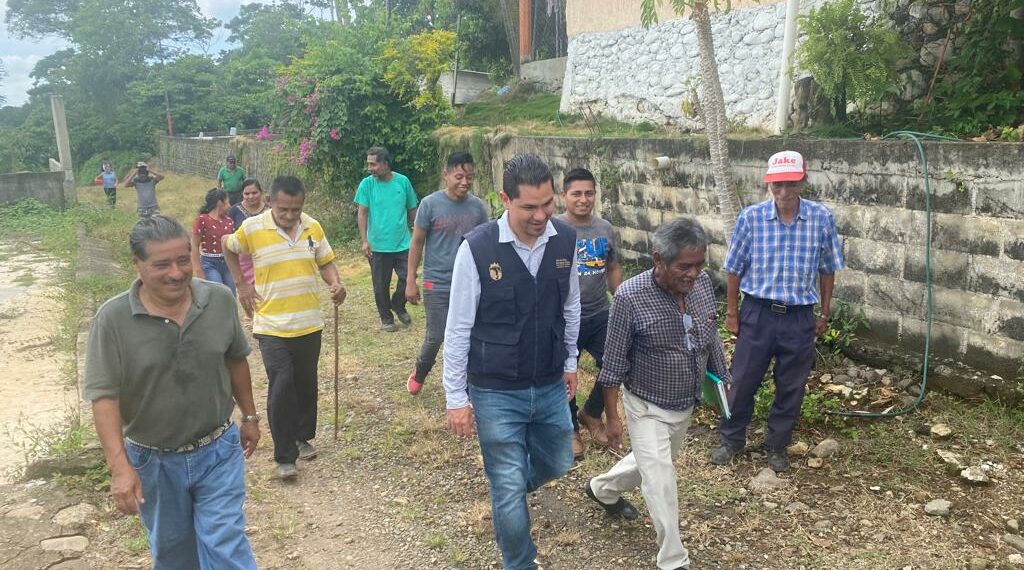 El Delegado de Obras Públicas, Esli Alvarez Arzate, visita la comunidad de San Antonio Nejapa (Zona Media alta, del Municipio de Tapachula ) para escuchar y atender necesidades viales de los habitantes