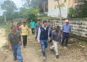El Delegado de Obras Públicas, Esli Alvarez Arzate, visita la comunidad de San Antonio Nejapa (Zona Media alta, del Municipio de Tapachula ) para escuchar y atender necesidades viales de los habitantes