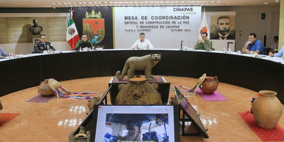 Rutilio Escandón felicita y reconoce al personal médico por su labor a favor de la salud del pueblo