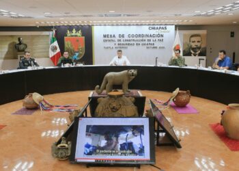 Rutilio Escandón felicita y reconoce al personal médico por su labor a favor de la salud del pueblo