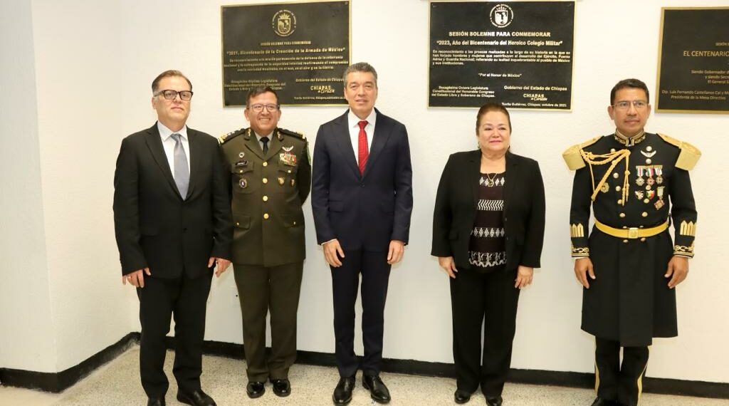 Rutilio Escandón devela letras doradas “2023, Año del Bicentenario del Heroico Colegio Militar”