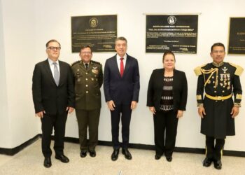 Rutilio Escandón devela letras doradas “2023, Año del Bicentenario del Heroico Colegio Militar”