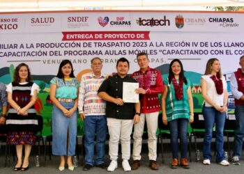 Rutilio Escandón entrega apoyos de Fomento Familiar a la Producción de Traspatio en Venustiano Carranza