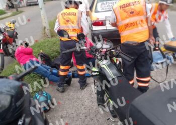 Joven lesionada al chocar la motocicleta por alcance contra un taxi