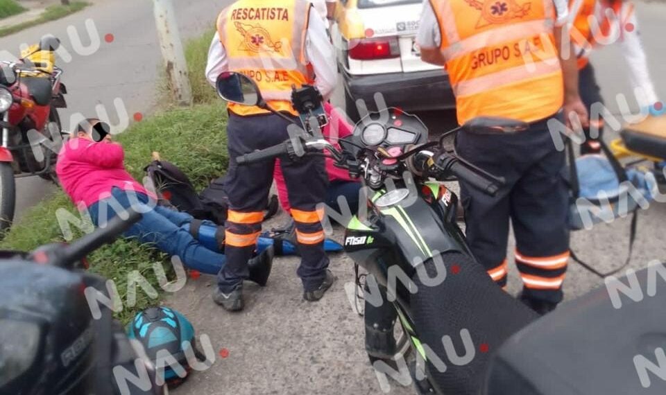 Joven lesionada al chocar la motocicleta por alcance contra un taxi