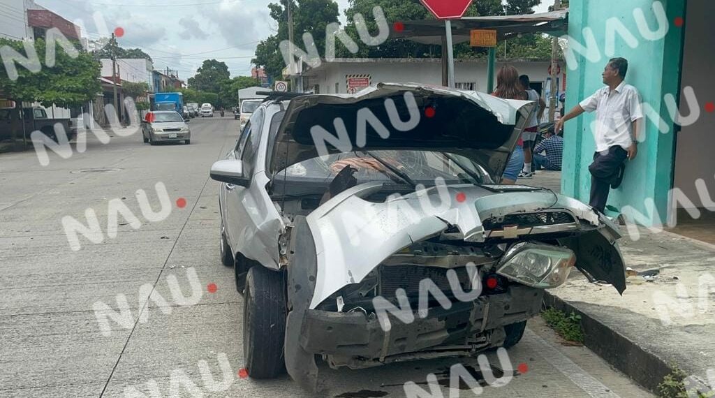 Solo daños deja accidente en la colonia San Sebastián