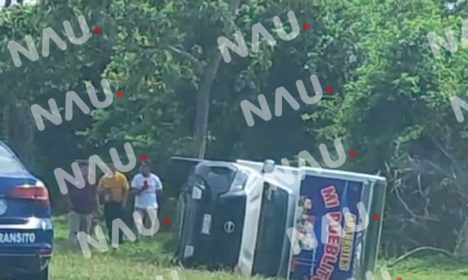 Solo daños deja la volcadura de un vehículo en la carretera costera