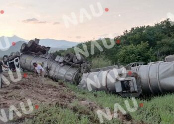 Vuelca camión de Pemex en Arriaga