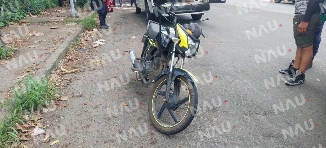 Un motociclista atropelló a una señora