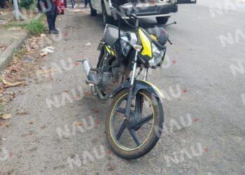 Un motociclista atropelló a una señora