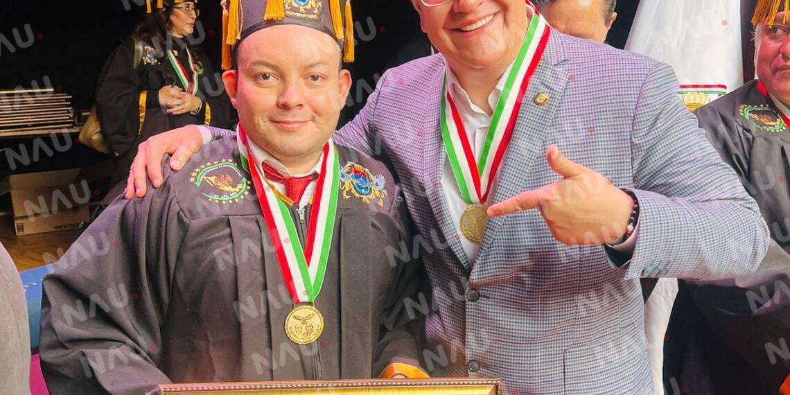 Hondureño recibe el doctorado Honoris Causa por labor humanitaria en México