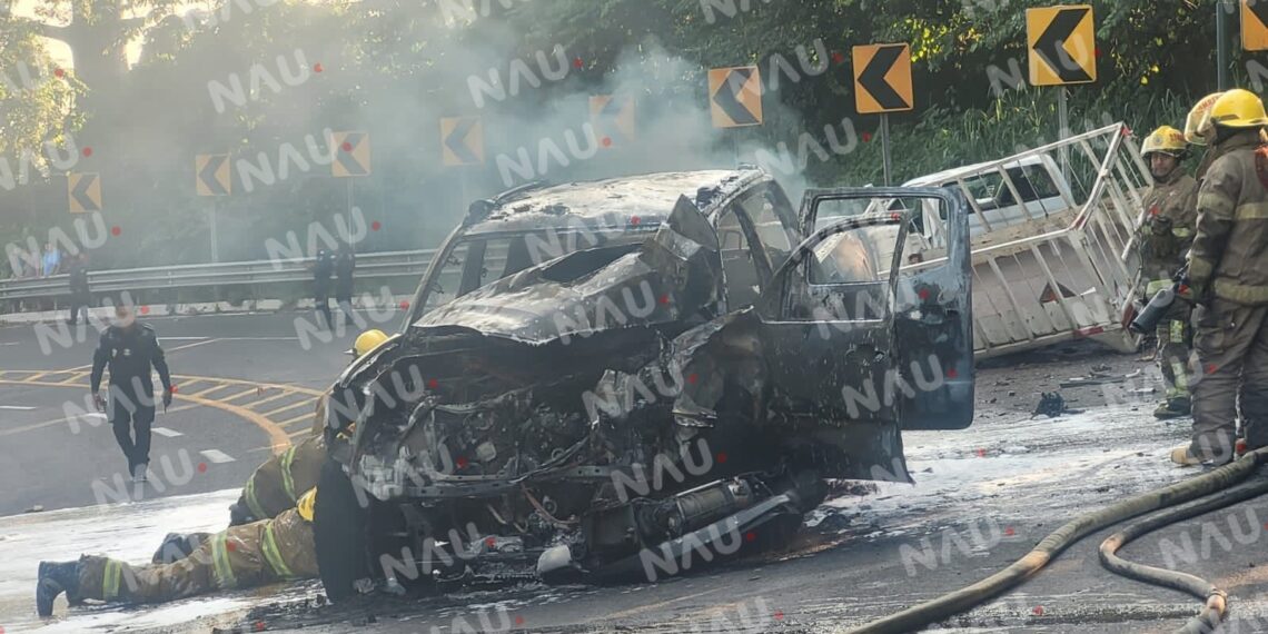 Choque deja el incendio de un vehículo