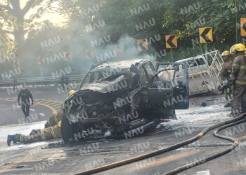 Choque deja el incendio de un vehículo