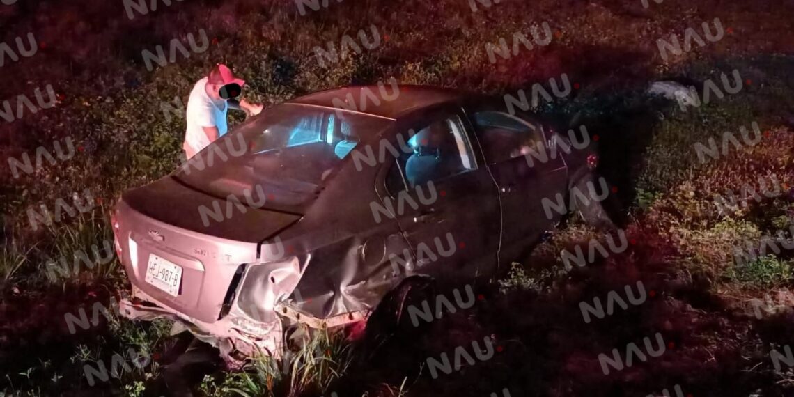 Abandonan un vehículo accidentado fuera de la carretera