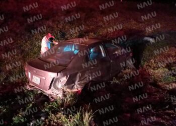 Abandonan un vehículo accidentado fuera de la carretera