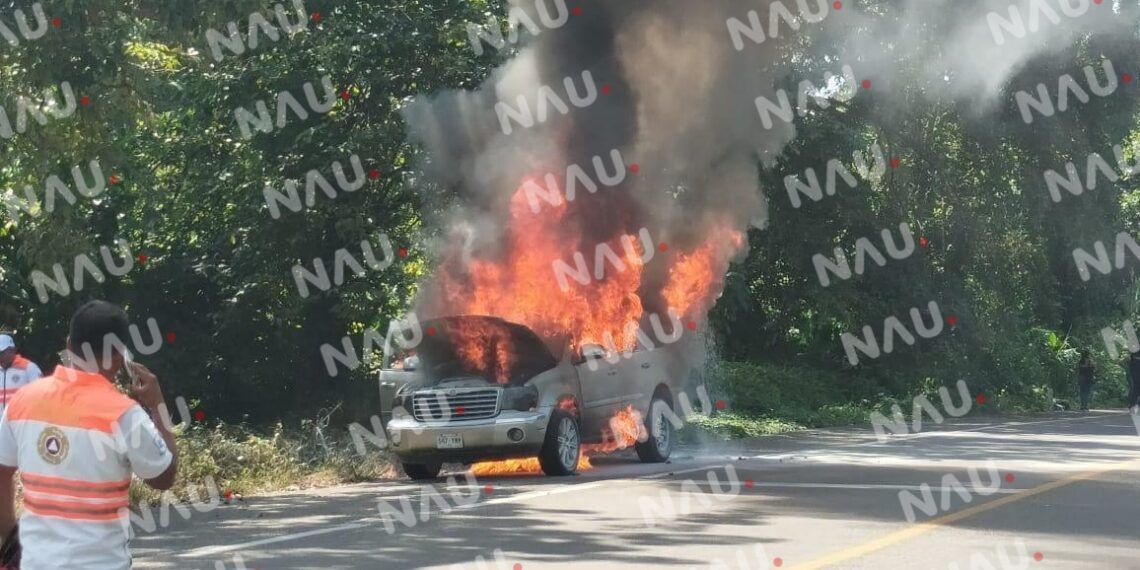 Se incendia un vehículo en el kilómetro 12 de Tuxtla Chico