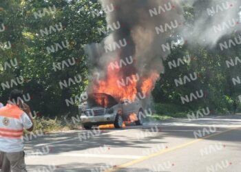 Se incendia un vehículo en el kilómetro 12 de Tuxtla Chico