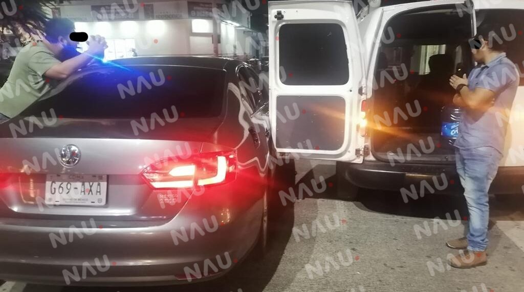 Pequeño accidente ocasiona al abrir la puerta de una camioneta