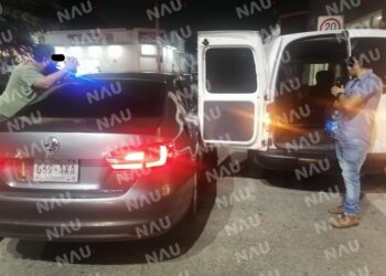 Pequeño accidente ocasiona al abrir la puerta de una camioneta