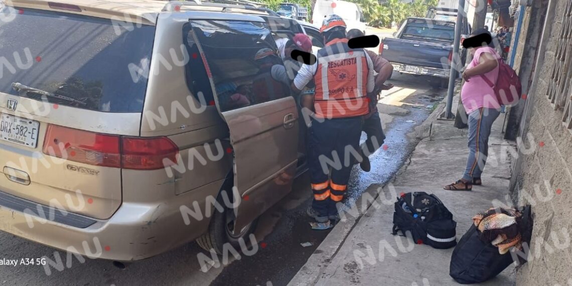 Atiende SAE a una señora de 53 años desmayada en un vehículo