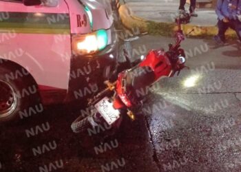 Choque de combi de pasaje y moto deja solo daños