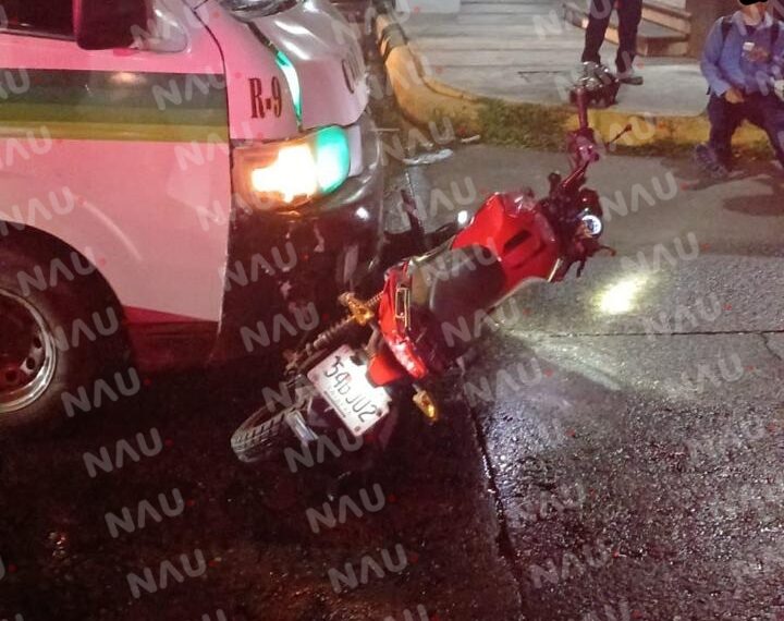 Choque de combi de pasaje y moto deja solo daños