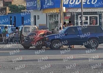 Chocan dos vehículos en el boulevard Santa Fe de Vida Mejor