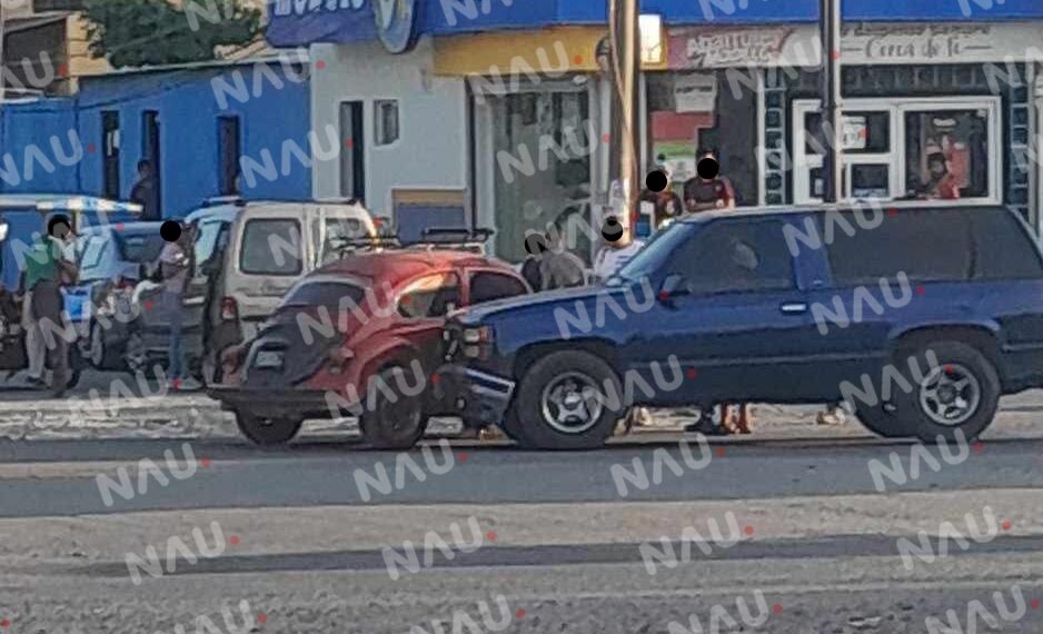 Chocan dos vehículos en el boulevard Santa Fe de Vida Mejor