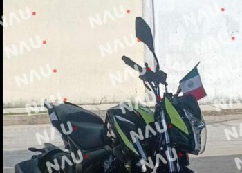 En las narices de policías se llevan Motocicleta
