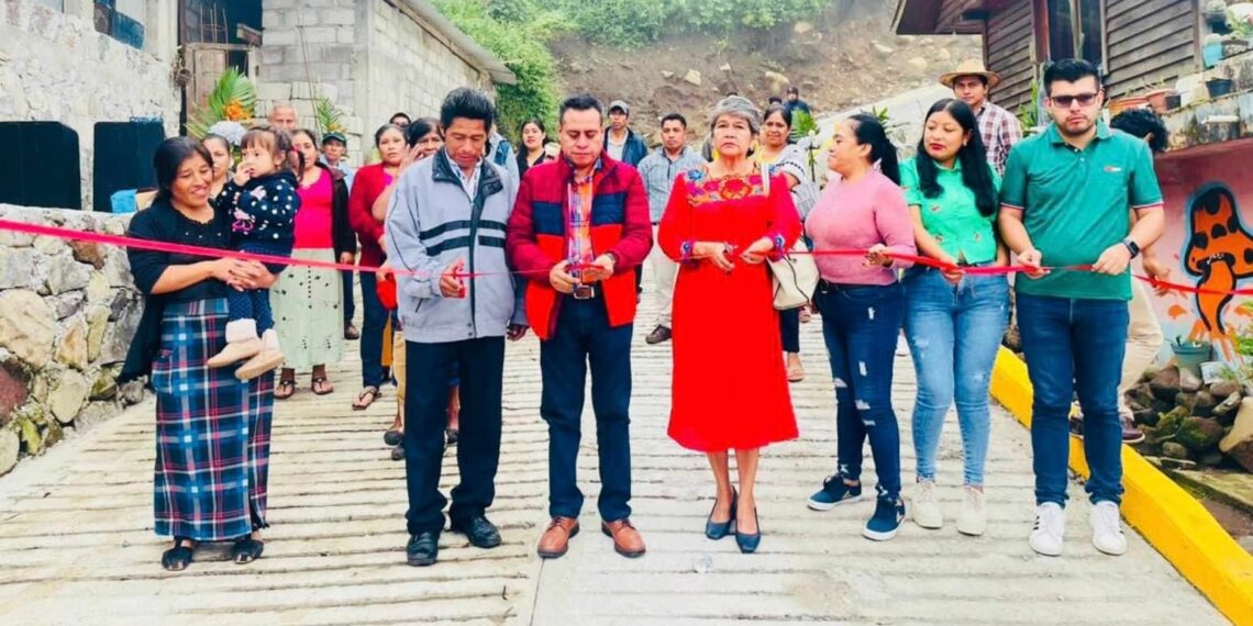 Inauguración de pavimentación de calle con concreto Hidráulico en el cantón Chiquihuites