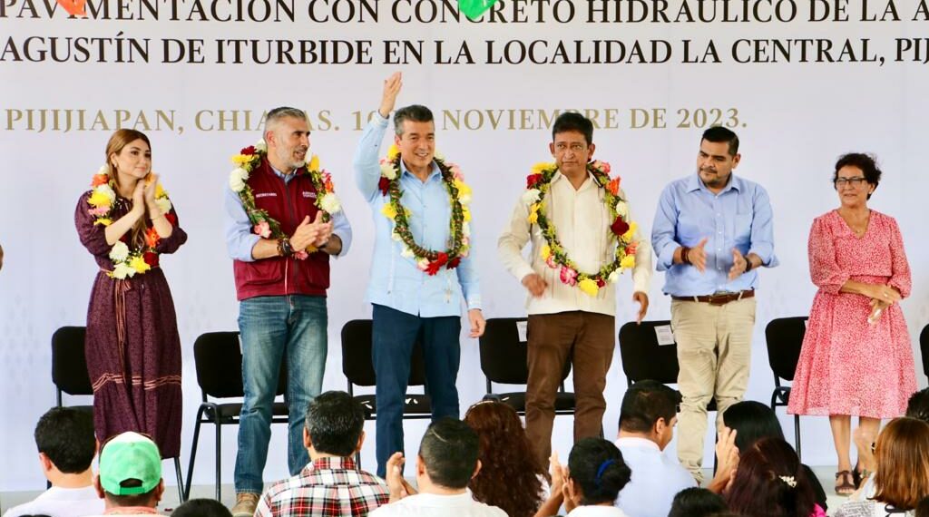 En Pijijiapan, Rutilio Escandón inaugura pavimentación de calles en la localidad La Central