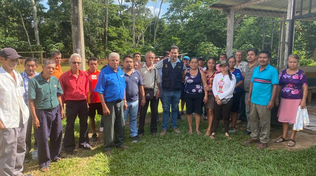 El delegado de obras públicas del gobierno del estado, Esli Álvarez Arzate, visitó la comunidad de Altamira en la zona alta de Tapachula