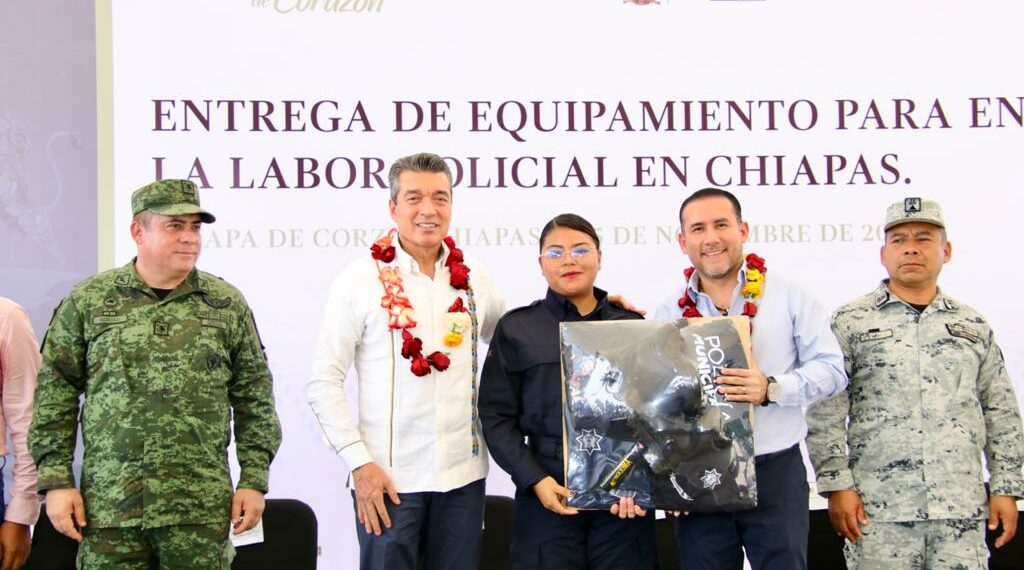 Entrega Rutilio Escandón equipamiento y patrullas a la policía municipal de Chiapa de Corzo