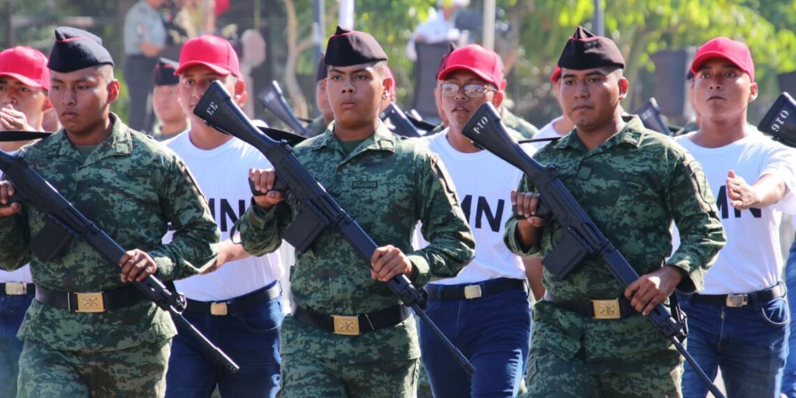 Junto al pueblo, Rutilio Escandón presencia desfile por 113 Aniversario del inicio de la Revolución Mexicana