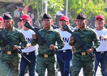Junto al pueblo, Rutilio Escandón presencia desfile por 113 Aniversario del inicio de la Revolución Mexicana