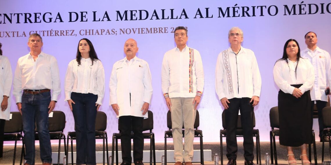 Entrega Rutilio Escandón la Medalla al Mérito Médico Chiapas 2023 al doctor José Trinidad Aceves