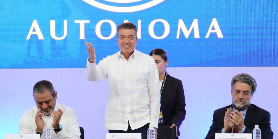 Rutilio Escandón asiste al Primer Informe de Actividades del Rector de la Universidad Autónoma de Chiapas