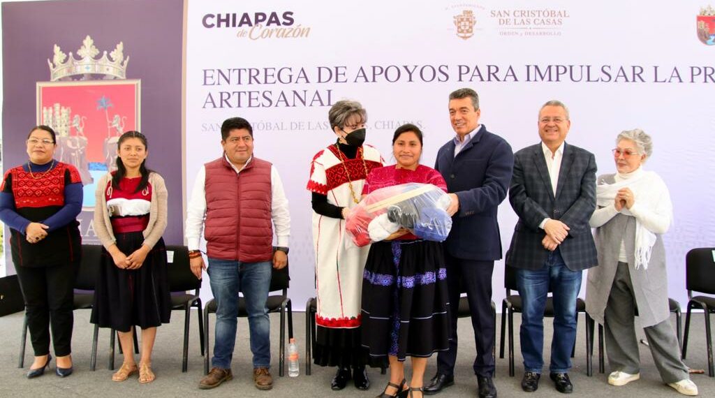 Beneficia Rutilio Escandón a artesanas de la Región Altos Tsotsil Tseltal con insumos y materia prima