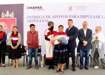 Beneficia Rutilio Escandón a artesanas de la Región Altos Tsotsil Tseltal con insumos y materia prima