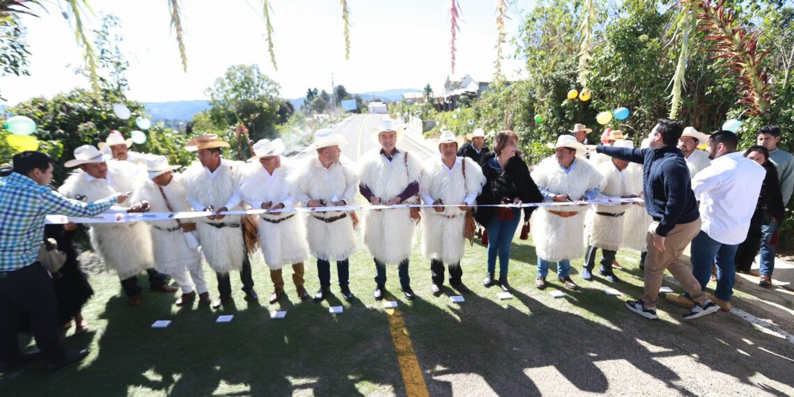 Inaugura Rutilio Escandón construcción del tramo Cruztón – Las Ollas – Chilimjoveltic, en Chamula