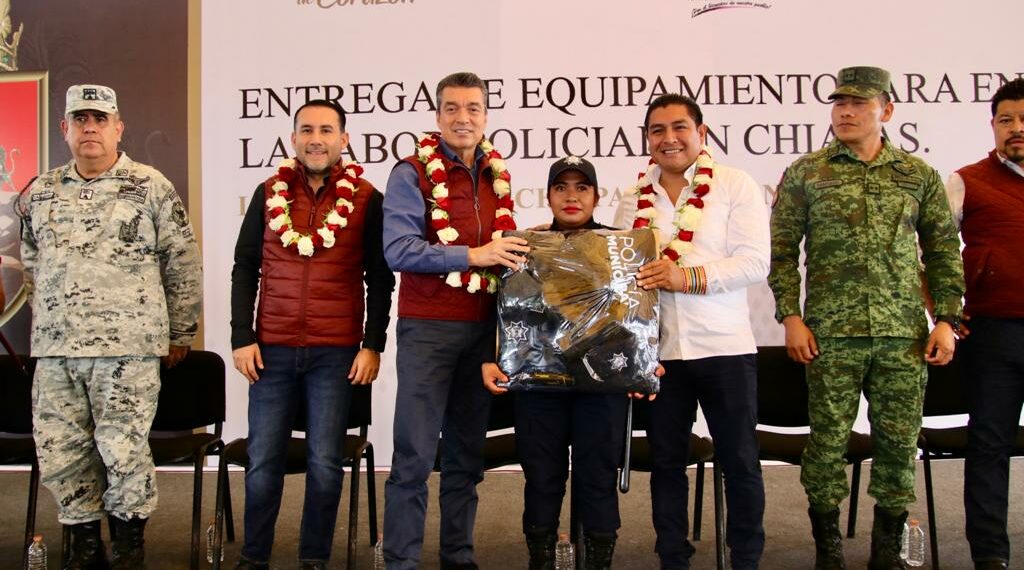 Rutilio Escandón entrega uniformes, equipos, patrullas y motopatrullas a la Policía Municipal de Las Margaritas