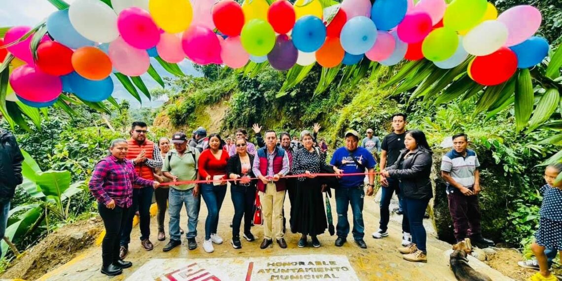 Llega justicia social con camino de acceso para habitantes de Fracción Santa