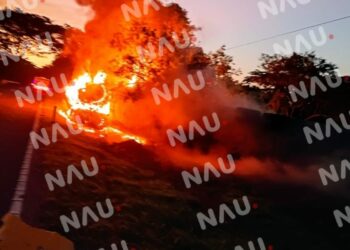 Se incendia tractocamión cargado de cartón en la carretera costera