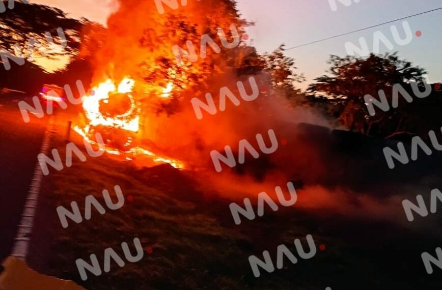Se incendia tractocamión cargado de cartón en la carretera costera