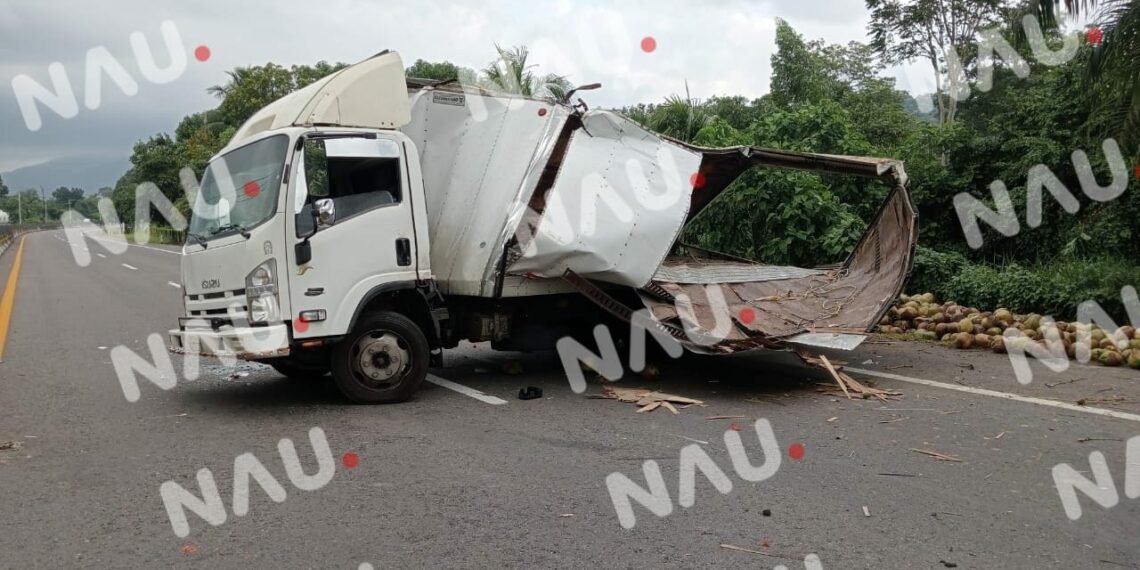 Vuelca un vehículo en Cruz de Oro de Tuzantán