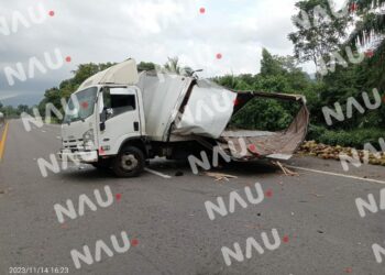 Vuelca un vehículo en Cruz de Oro de Tuzantán