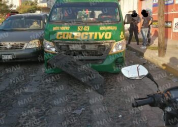 Combi de pasaje hace corte de circulación a motociclista
