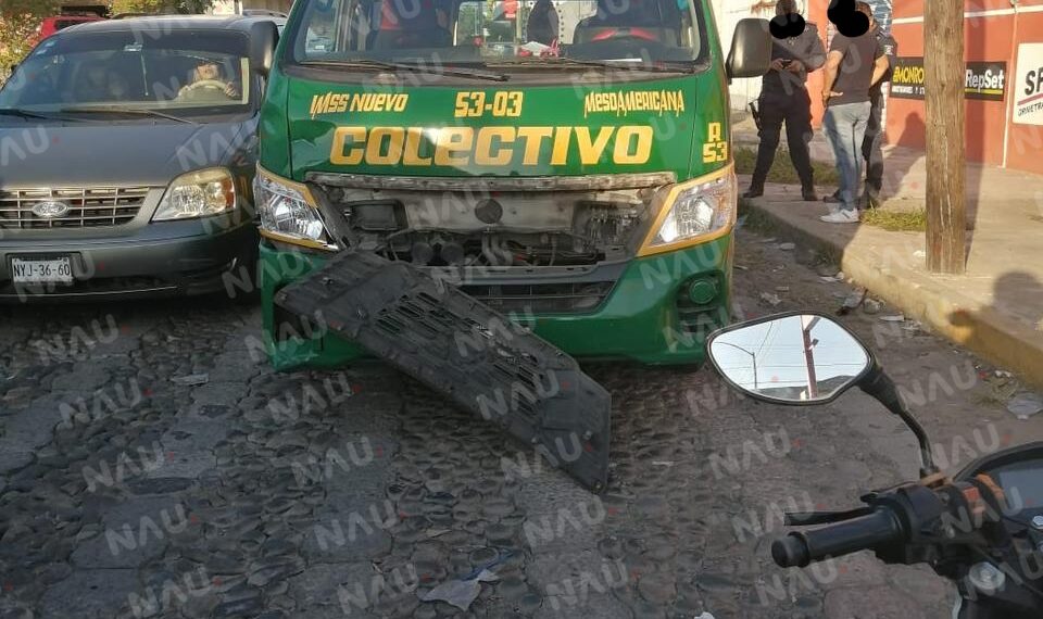 Combi de pasaje hace corte de circulación a motociclista