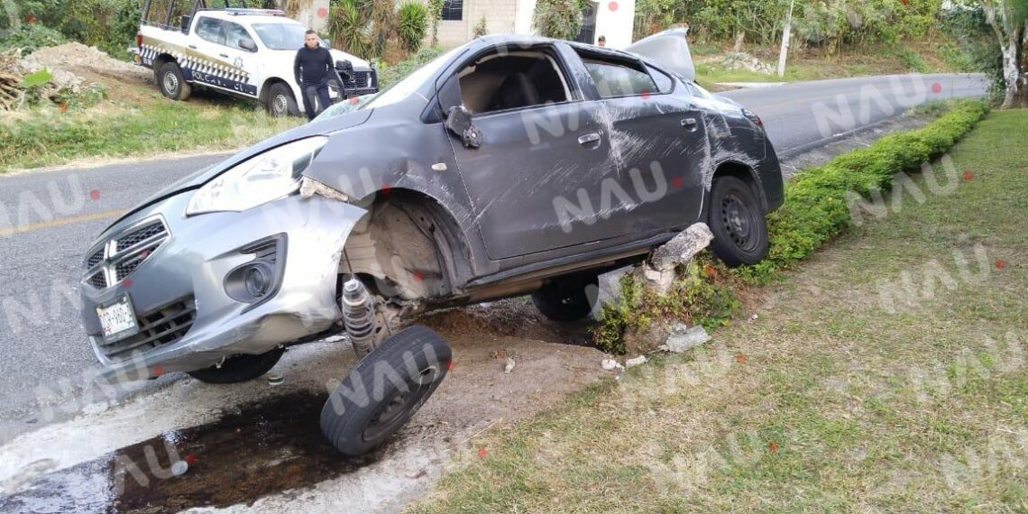 Abandonan vehículo volcado en la Suiza Chiapaneca