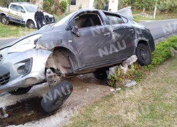 Abandonan vehículo volcado en la Suiza Chiapaneca